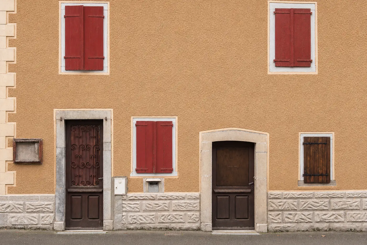 Dieselbe Fassade nach Reinigung und neuem Anstrich