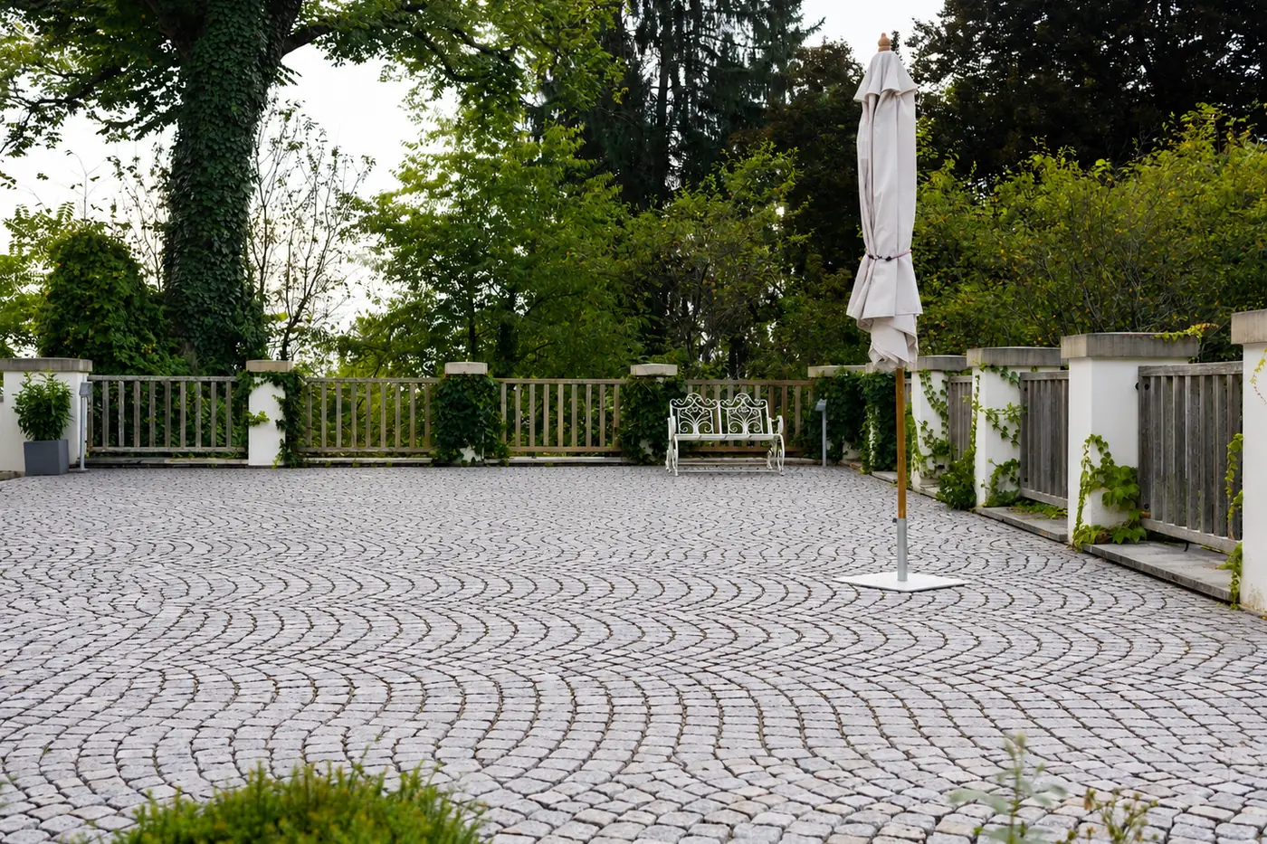 Dieselbe Terrasse nach Reinigung und Imprägnierung